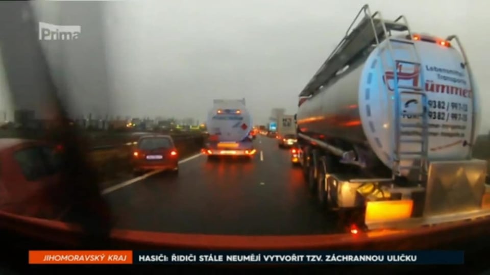 10. 01. 2018 ZPRÁVY: HASIČI: ŘIDIČI STÁLE NEUMĚJÍ VYTVOŘIT TZV. ZÁCHRANNOU ULIČKU